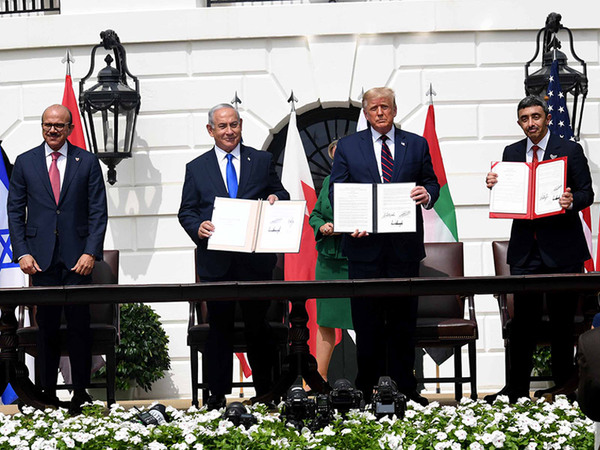 Premierminister Netanyahu mit US Präsident Trump, UAE-Außenminister Sheikh Abdullah Bin Zayed (rechts) und Bahrain-Außenminister Abdullatif Al Zayani (links)